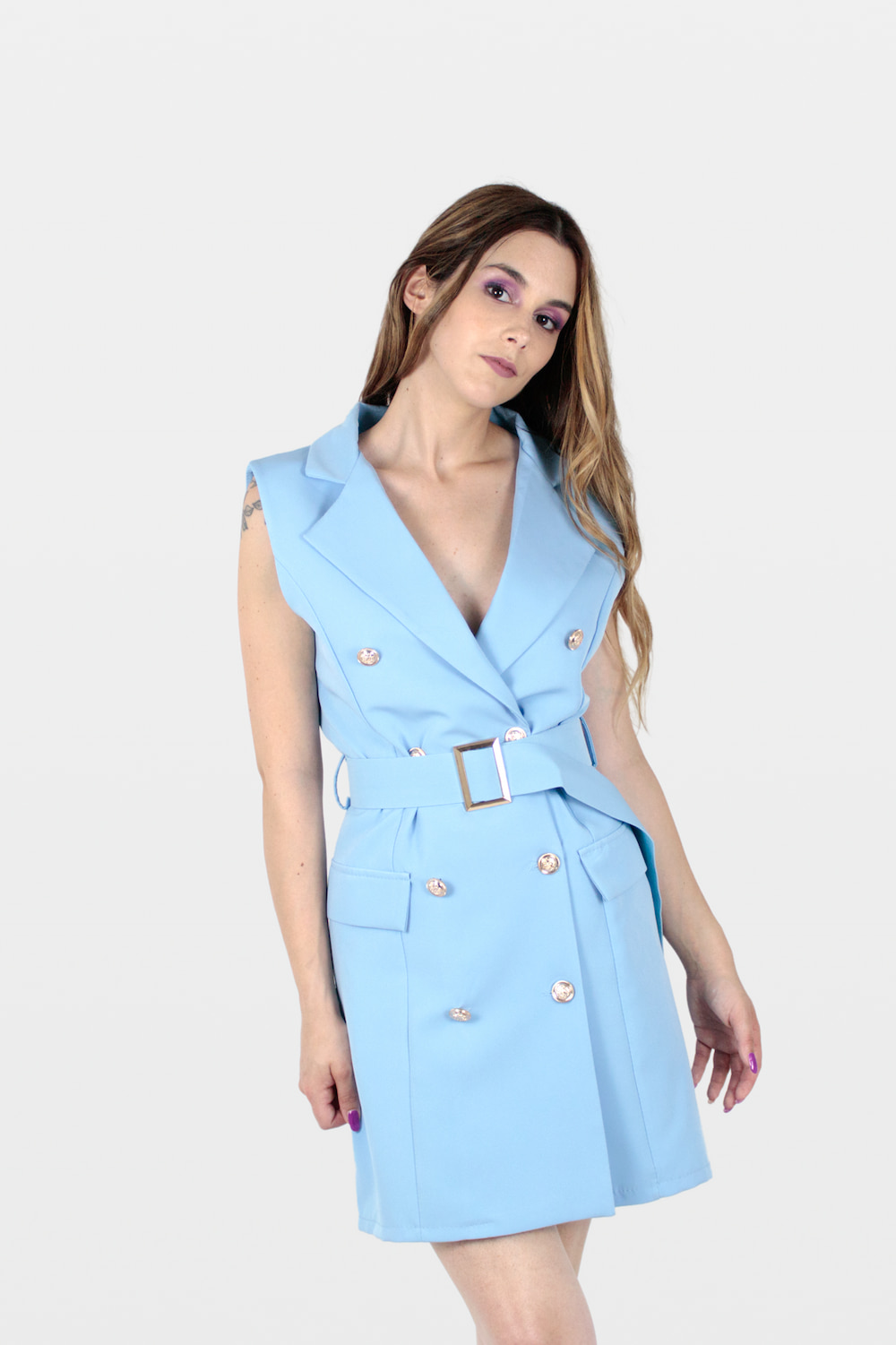 Vestido/blazer curto com cinto azul, frente.