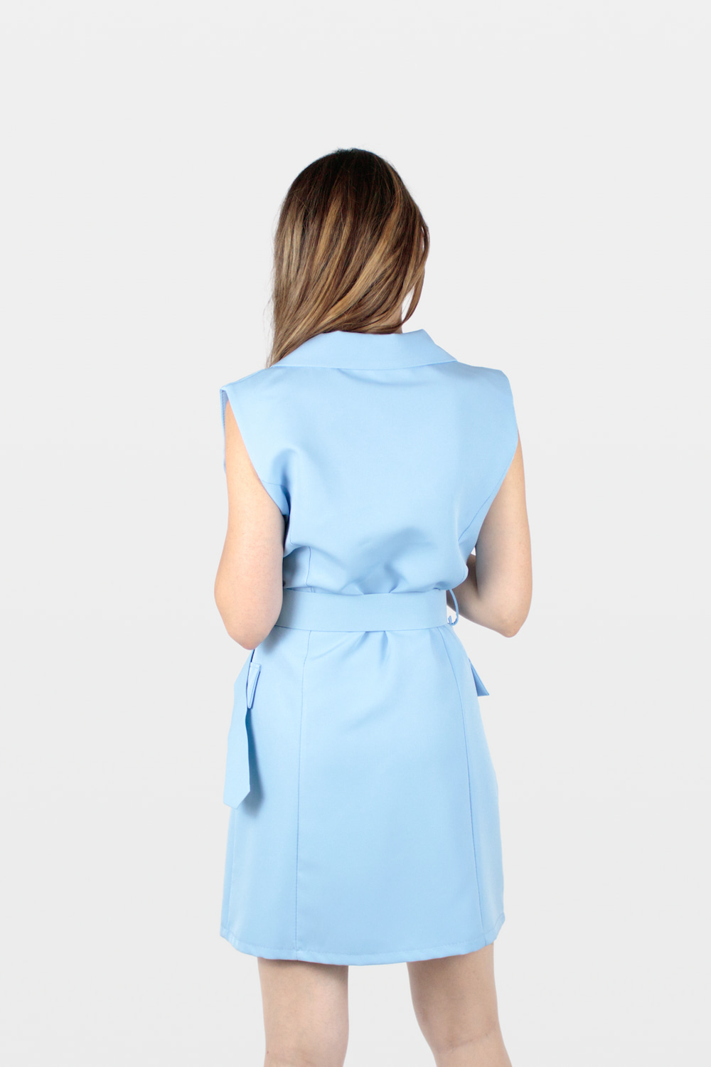Vestido/blazer curto com cinto azul, trás.