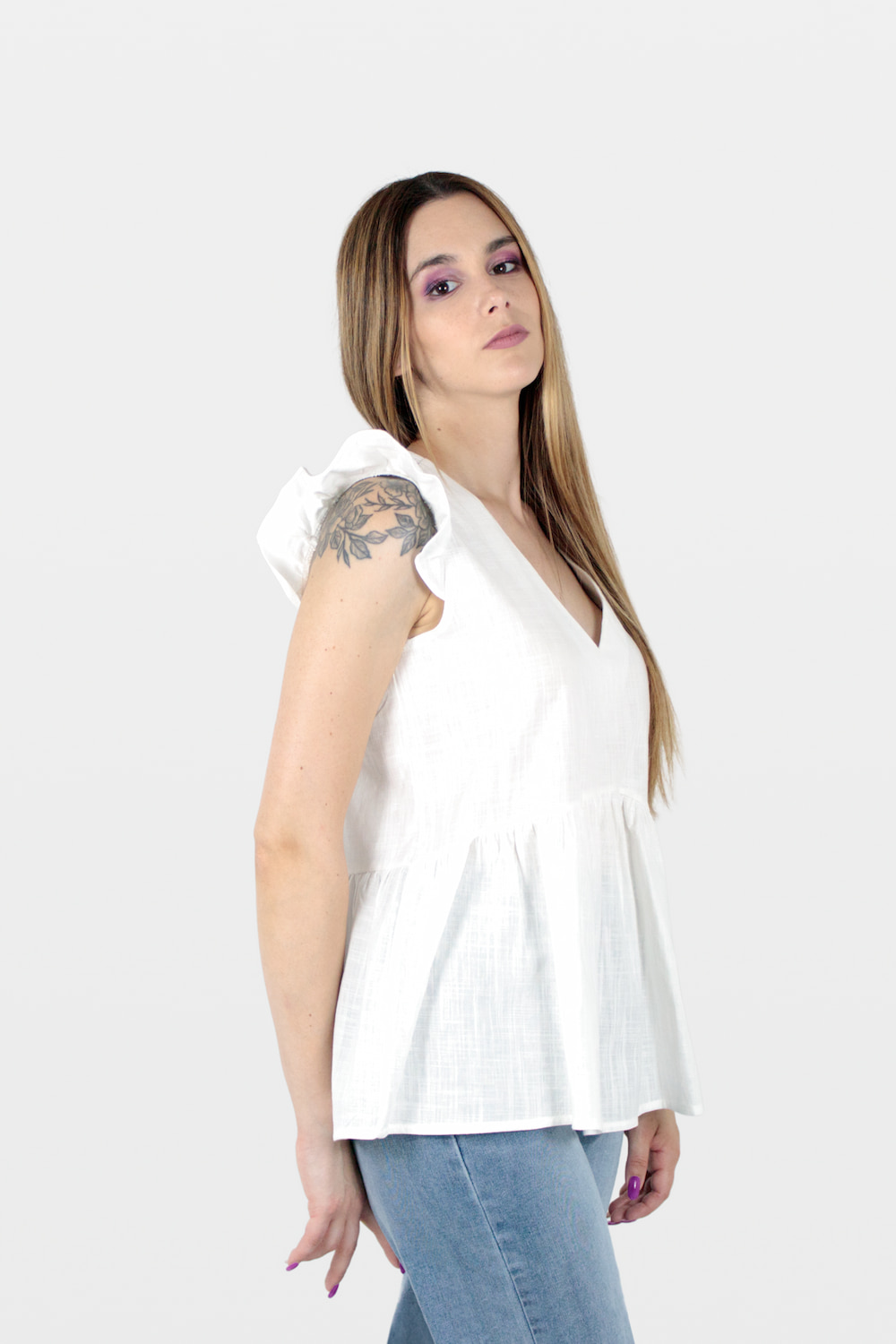 Blusa de linho com folhos nas mangas branco, lado.