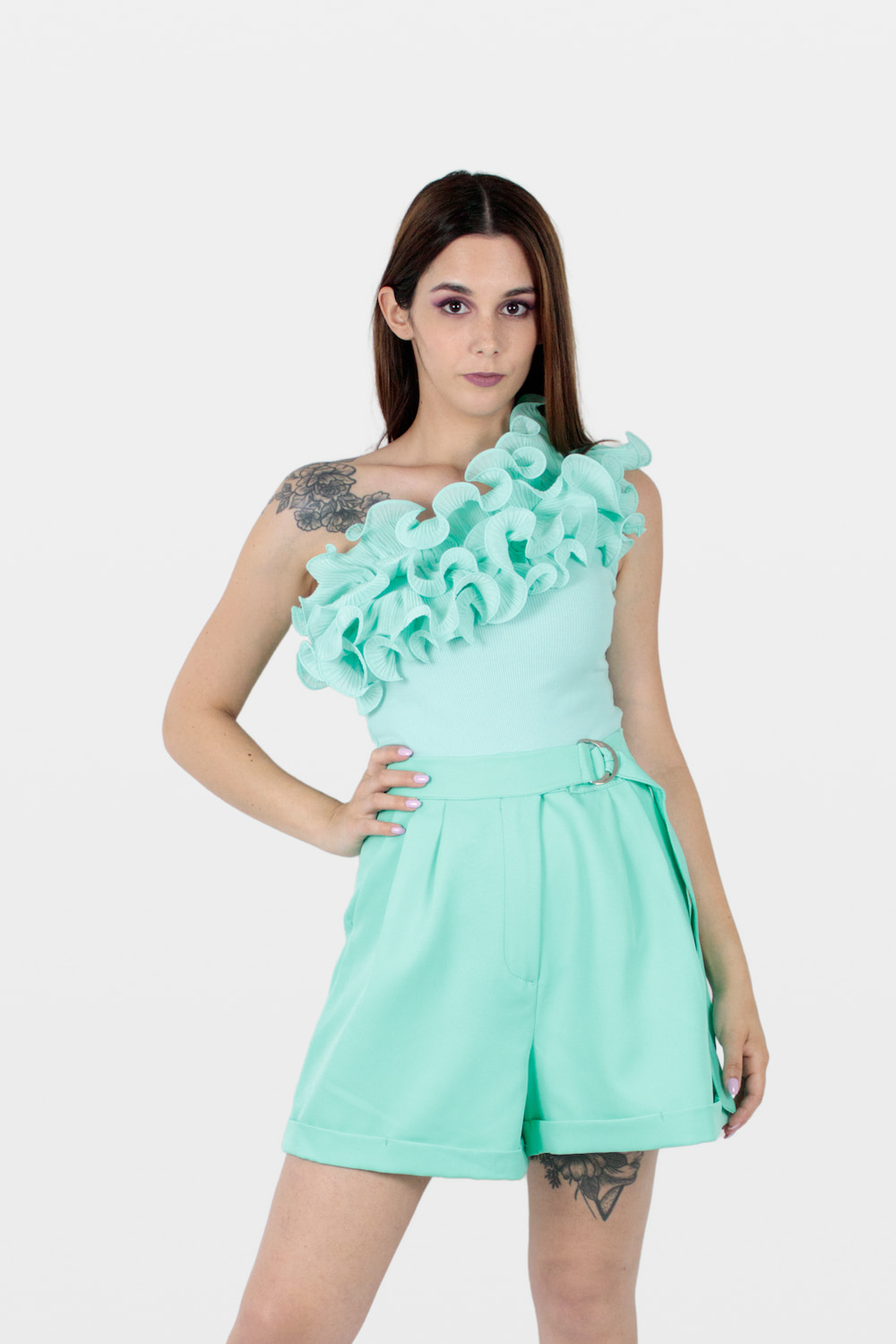 Body assimétrico com folhos no decote verde.