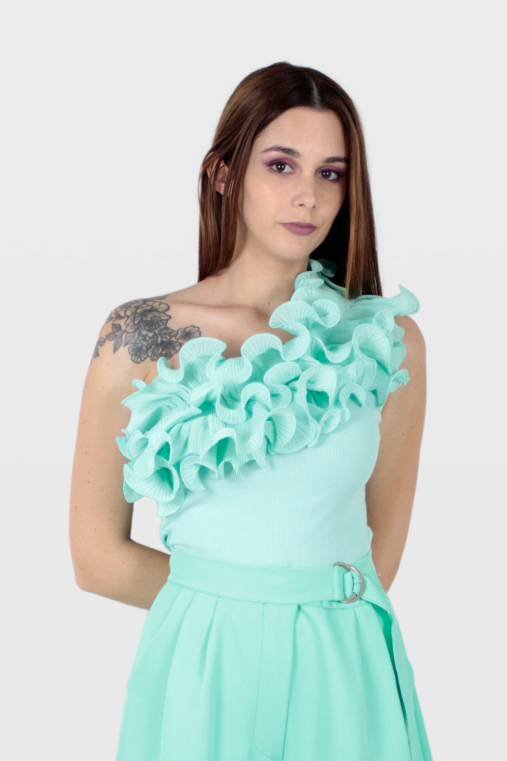 Body assimétrico com folhos no decote verde, frente.