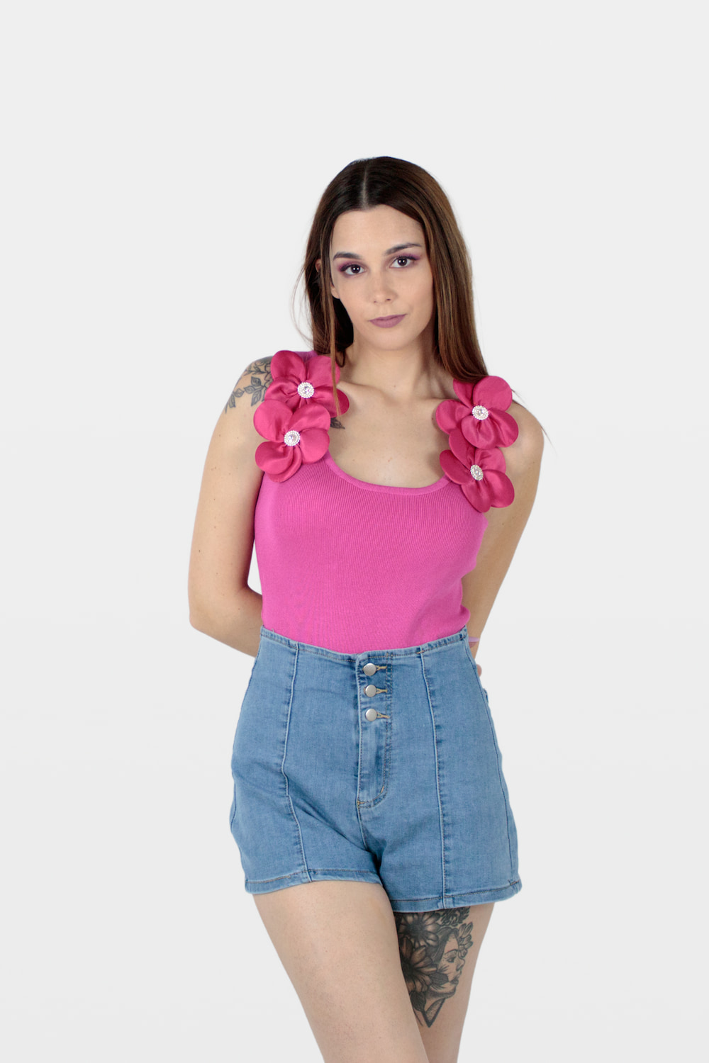 Body com flores e brilhantes nas alças rosa.