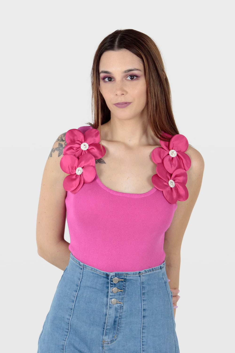 Body com flores e brilhantes nas alças rosa, frente.