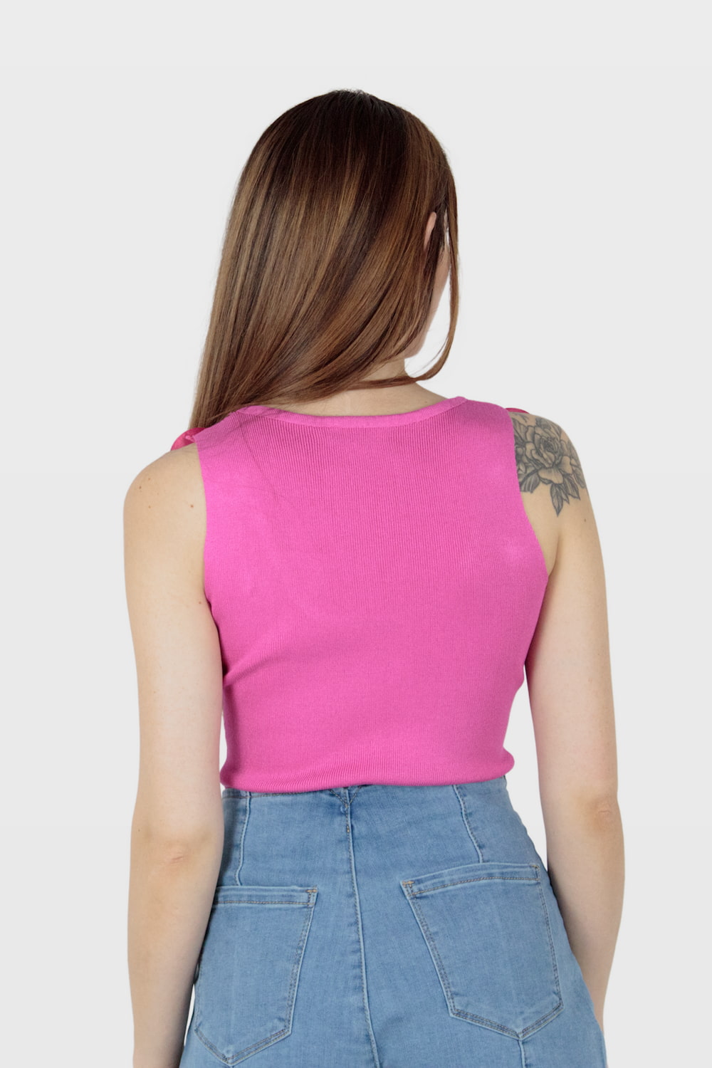 Body com flores e brilhantes nas alças rosa, trás.