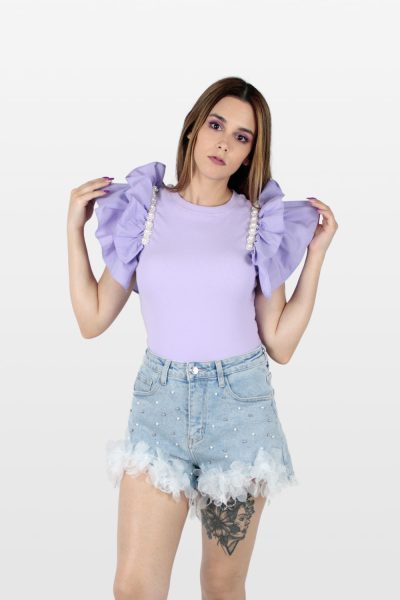 Body com pérolas e mangas em folho lilás.