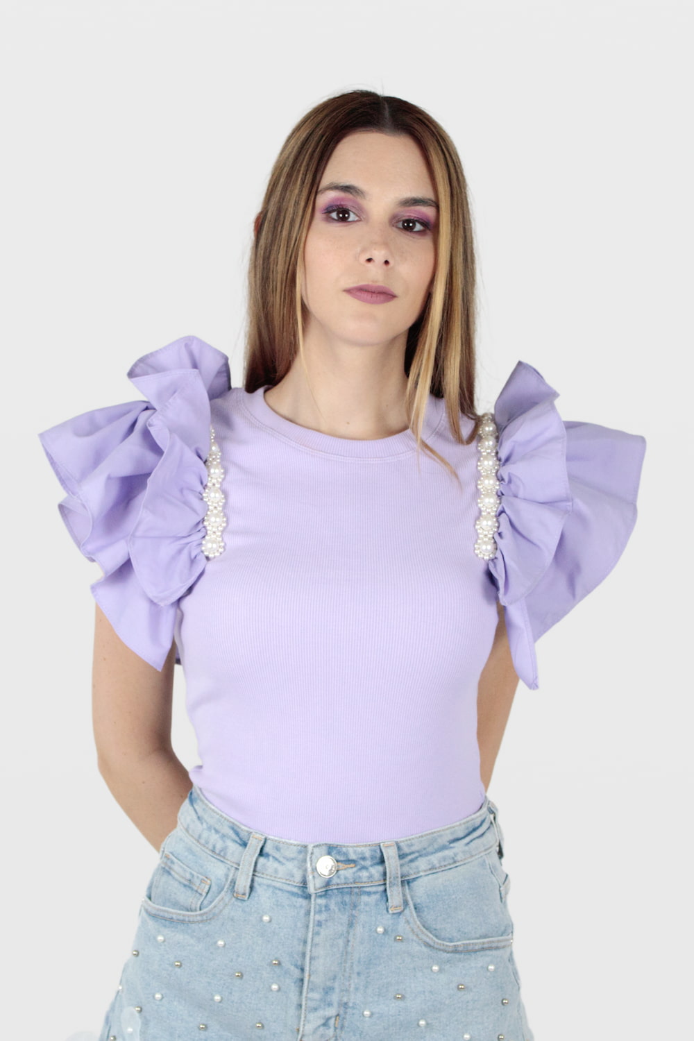 Body com pérolas e mangas em folho lilás, frente.