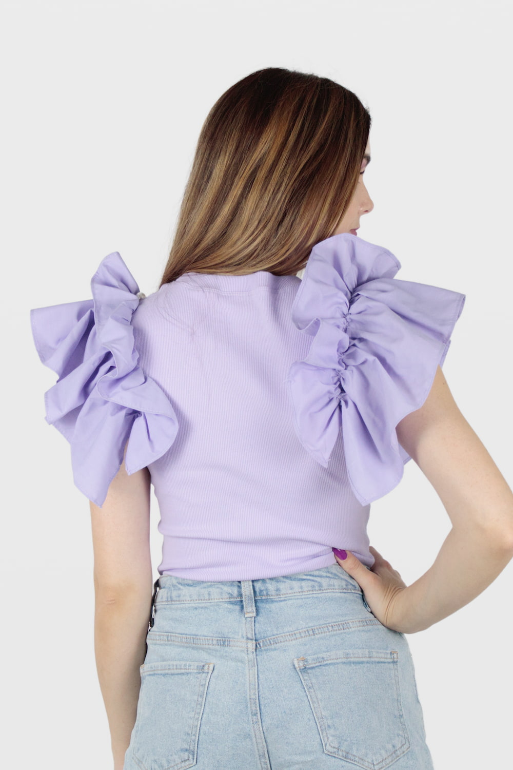 Body com pérolas e mangas em folho lilás, trás.