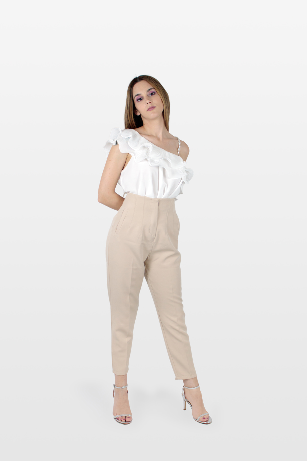 Calças clássicas de cintura subida com pinças bege.