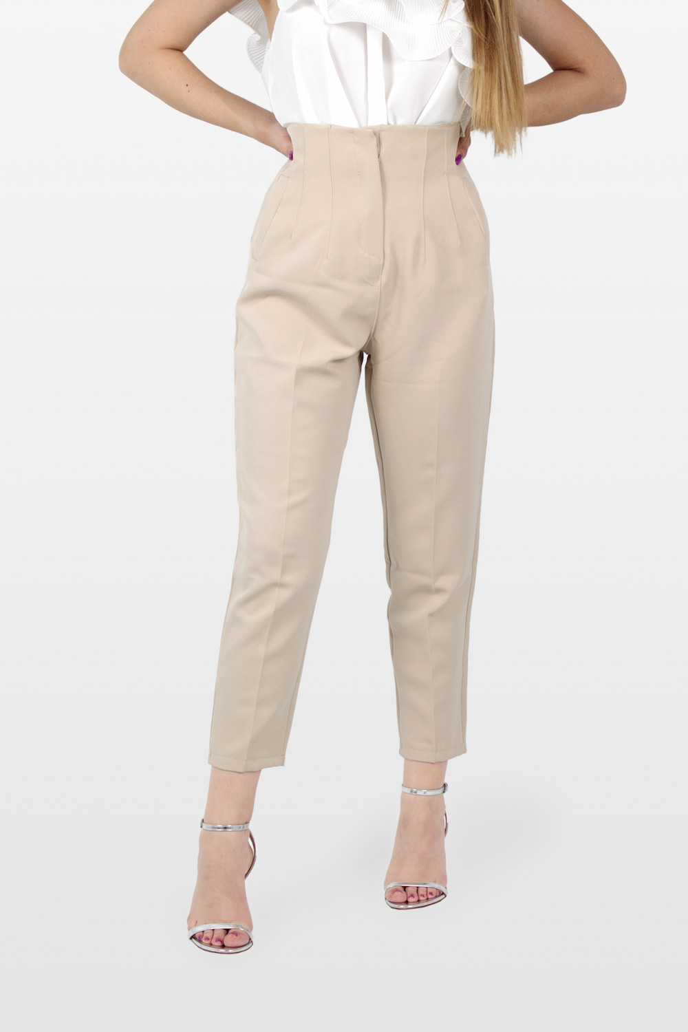 Calças clássicas de cintura subida com pinças bege, frente.