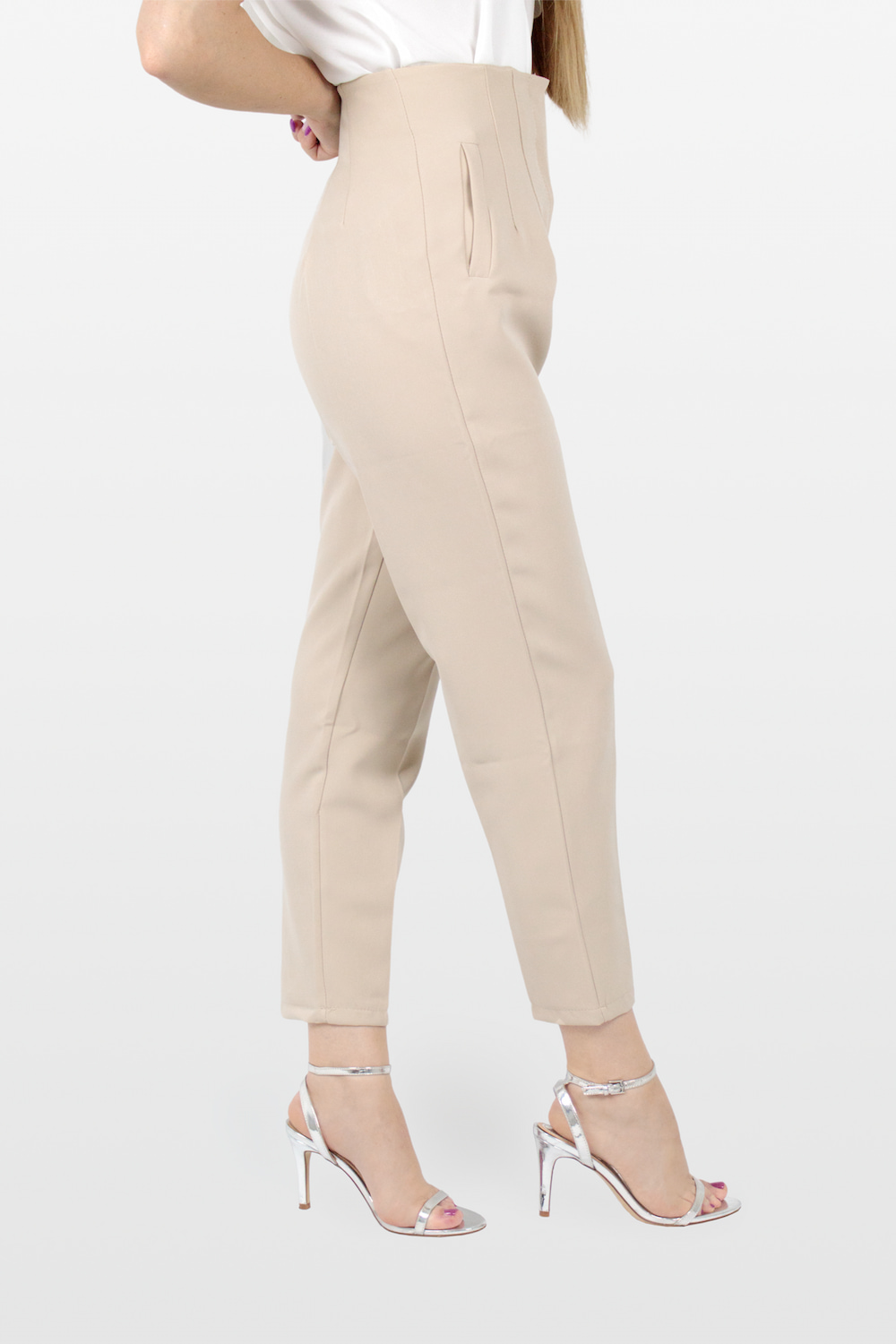 Calças clássicas de cintura subida com pinças bege, lado.