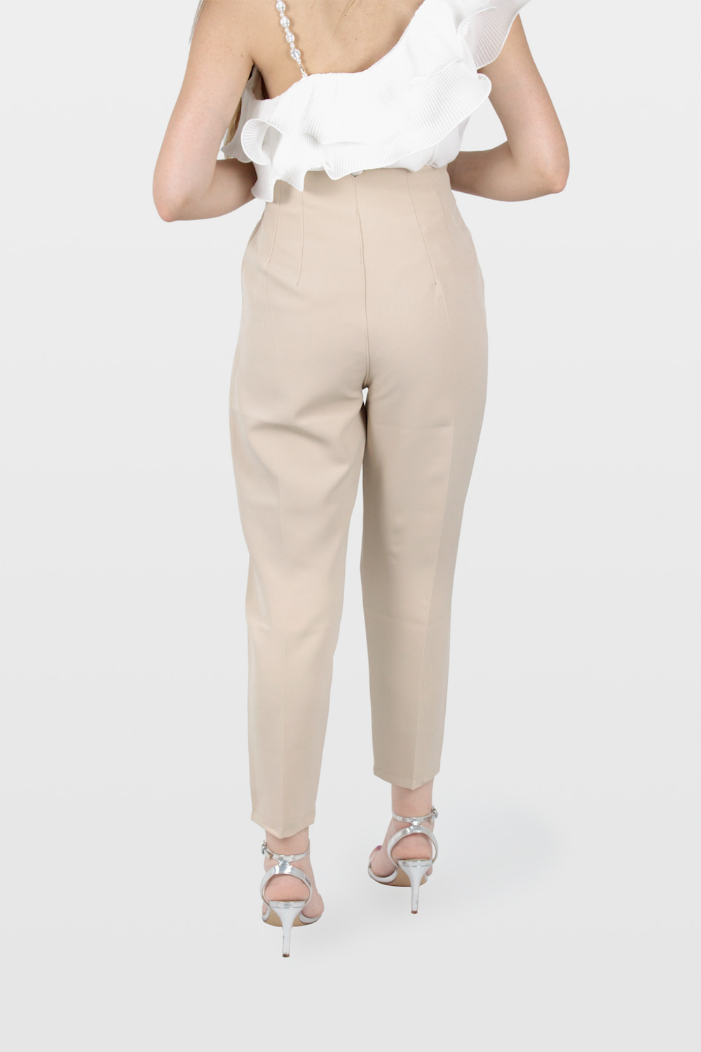 Calças clássicas de cintura subida com pinças bege, trás.