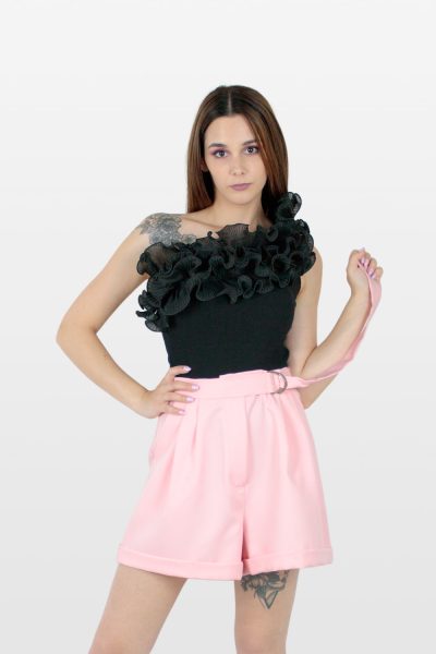 Calções acetinados com cinto e bainha rosa.