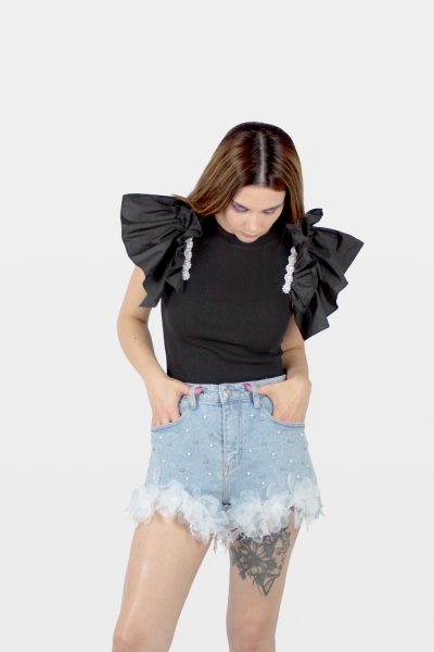 Calções de ganga com detalhe de flores e pérolas de fantasia azul.