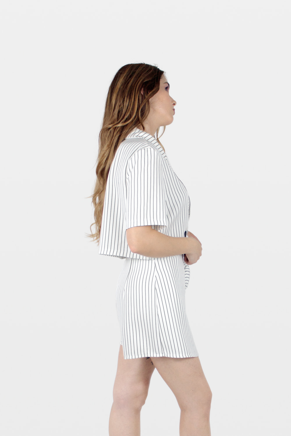 Conjunto de blazer e saia/calção às riscas branco.