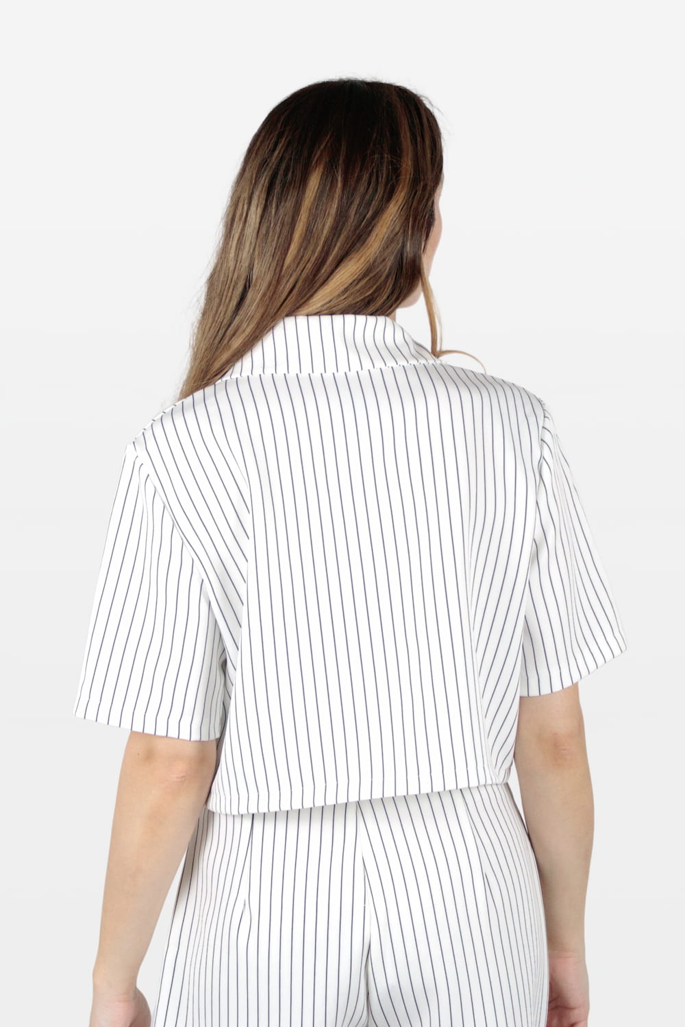 Conjunto de blazer e saia/calção às riscas branco, trás parte de cima.