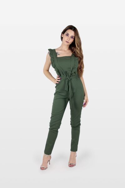 Macacão comprido com cinto e folhos nas alças cáqui.