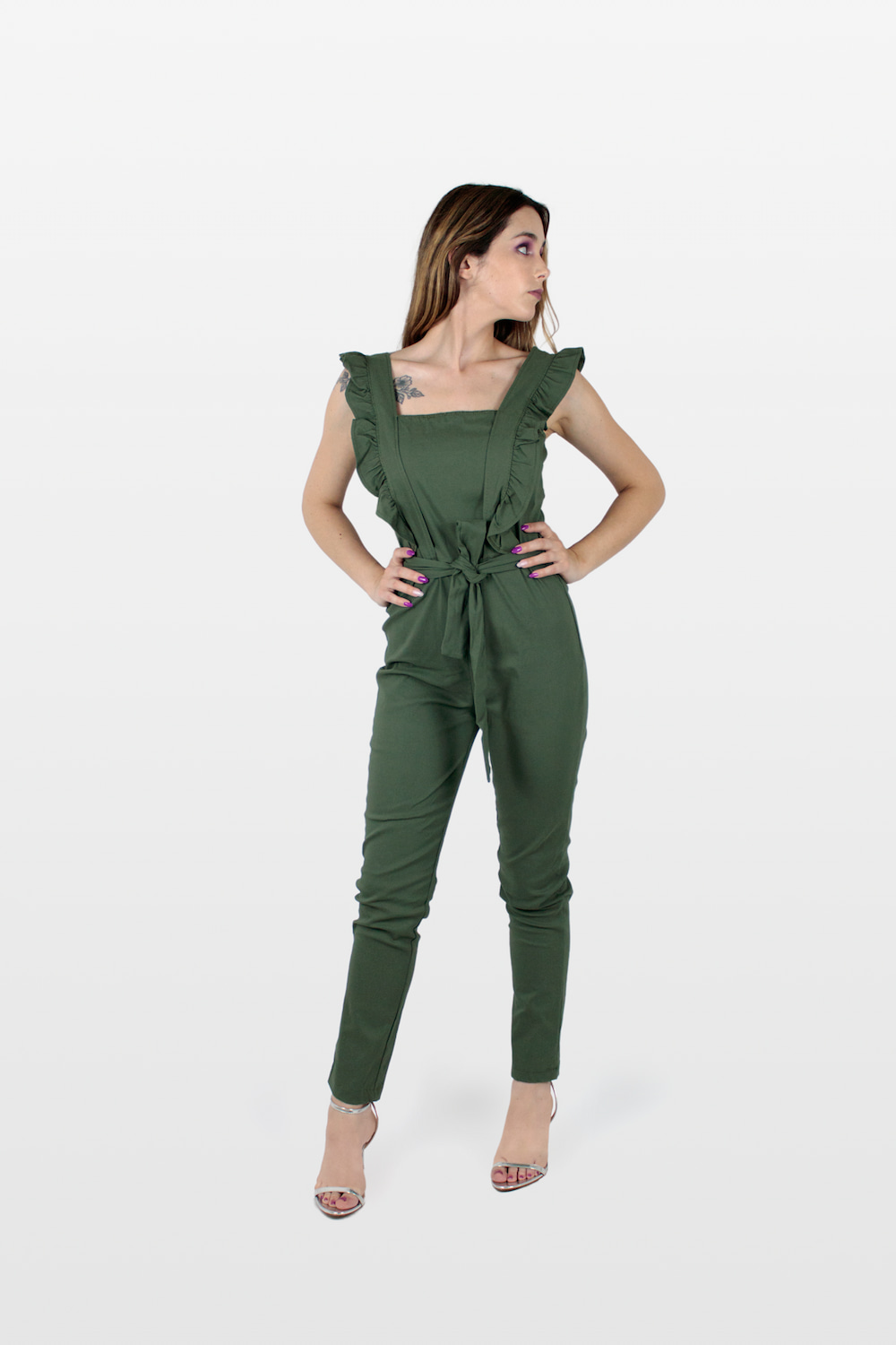 Macacão comprido com cinto e folhos nas alças cáqui, frente.