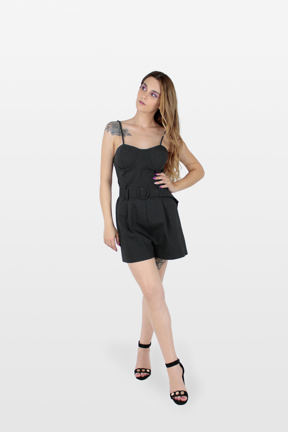 Macacão curto com cinto e copas preto.