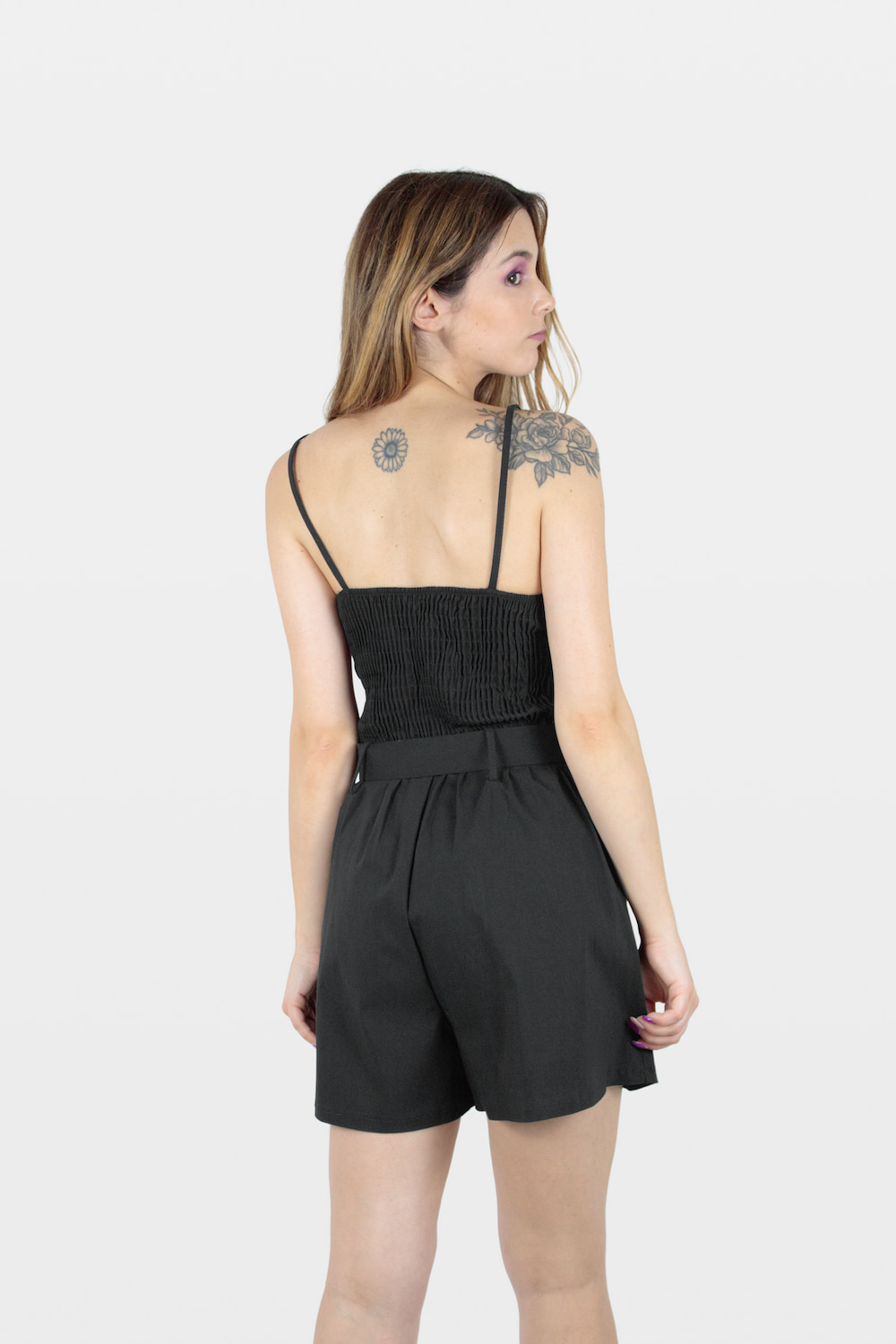 Macacão curto com cinto e copas preto, trás.