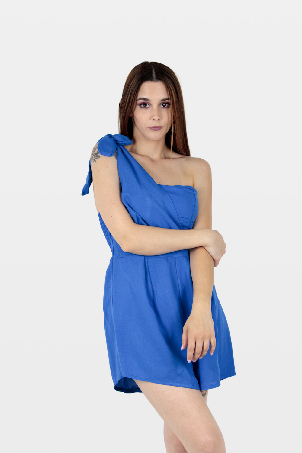 Macacão curto com copas e laço no ombro azul, frente.