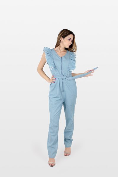 Macacão de ganga comprido com cinto e folhos azul.