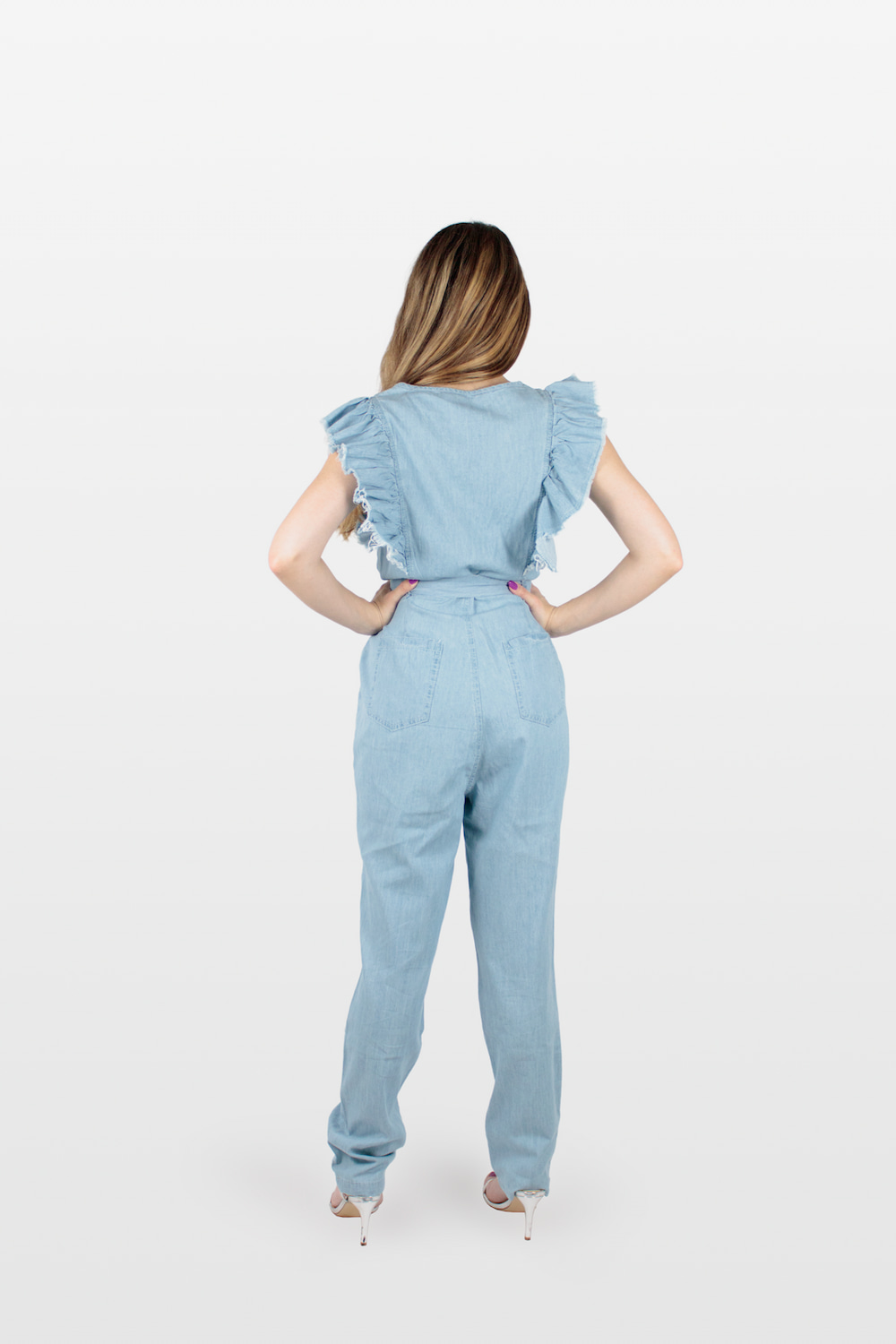 Macacão de ganga comprido com cinto e folhos azul, trás.