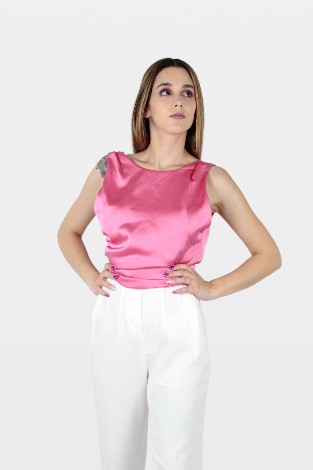 Top acetinado com laço nas costas rosa.