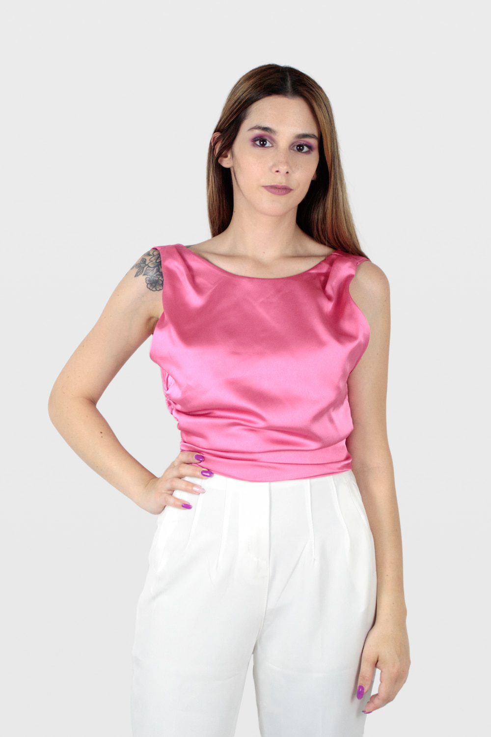 Top acetinado com laço nas costas rosa, frente.