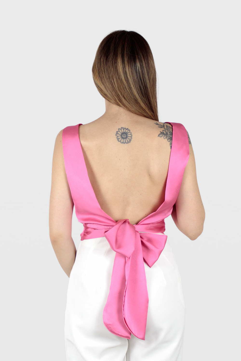 Top acetinado com laço nas costas rosa, trás.