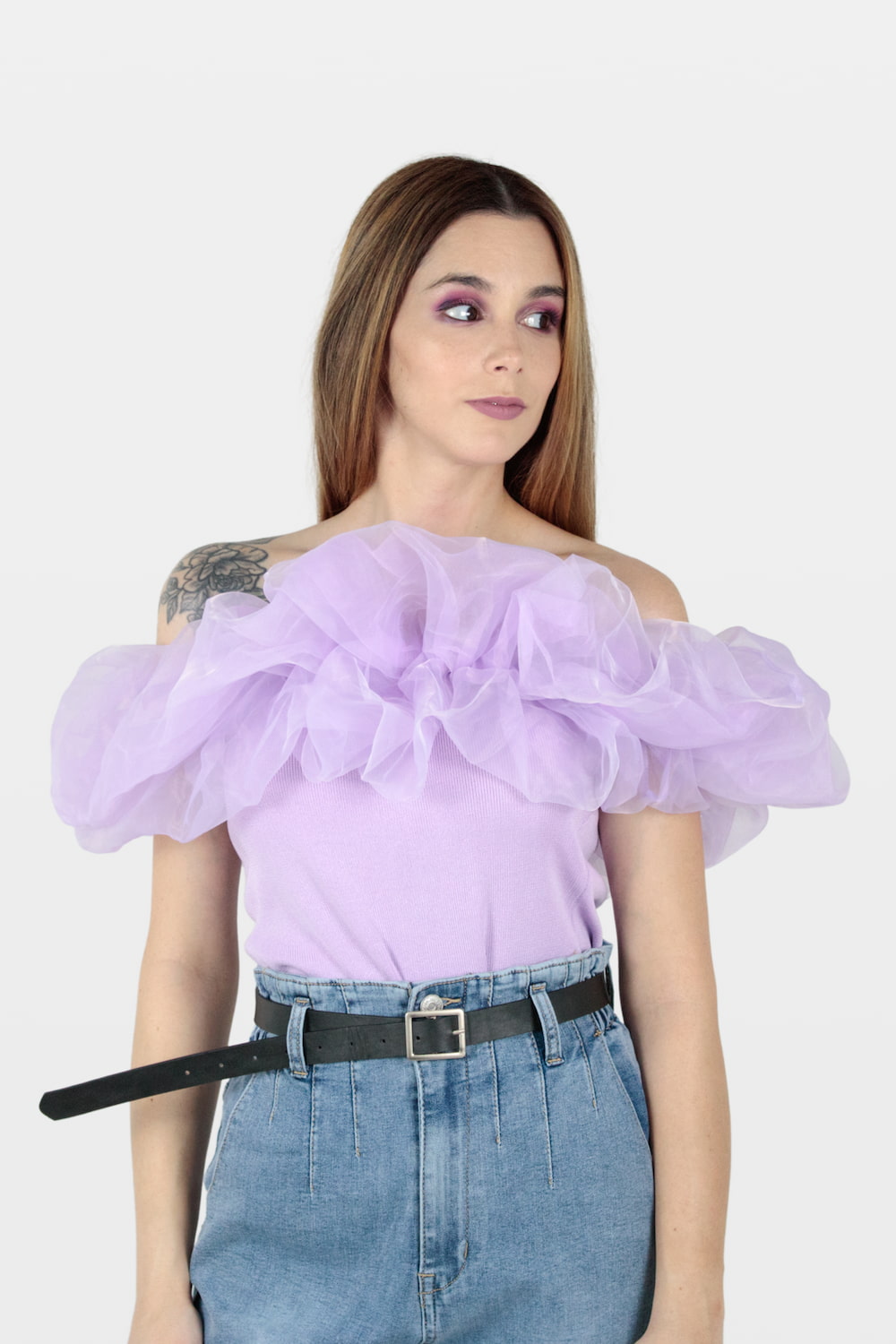 Top canelado com decote em tule lilás, frente.