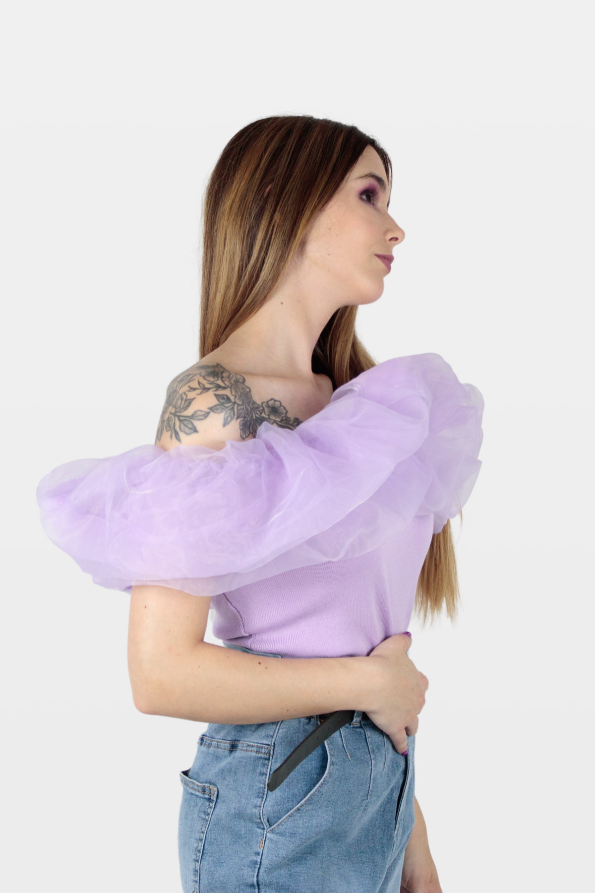 Top canelado com decote em tule lilás, lado.