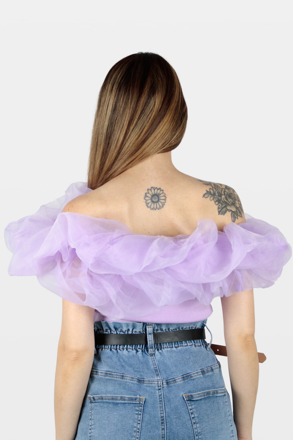 Top canelado com decote em tule lilás, trás.