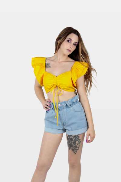 Top curto com manga franzida e decote rufado amarelo.