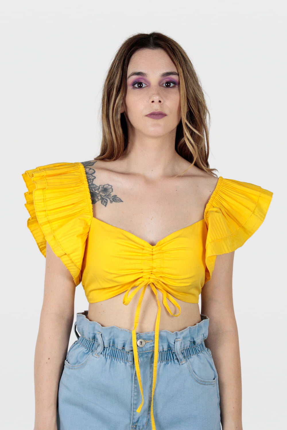Top curto com manga franzida e decote rufado amarelo, frente.