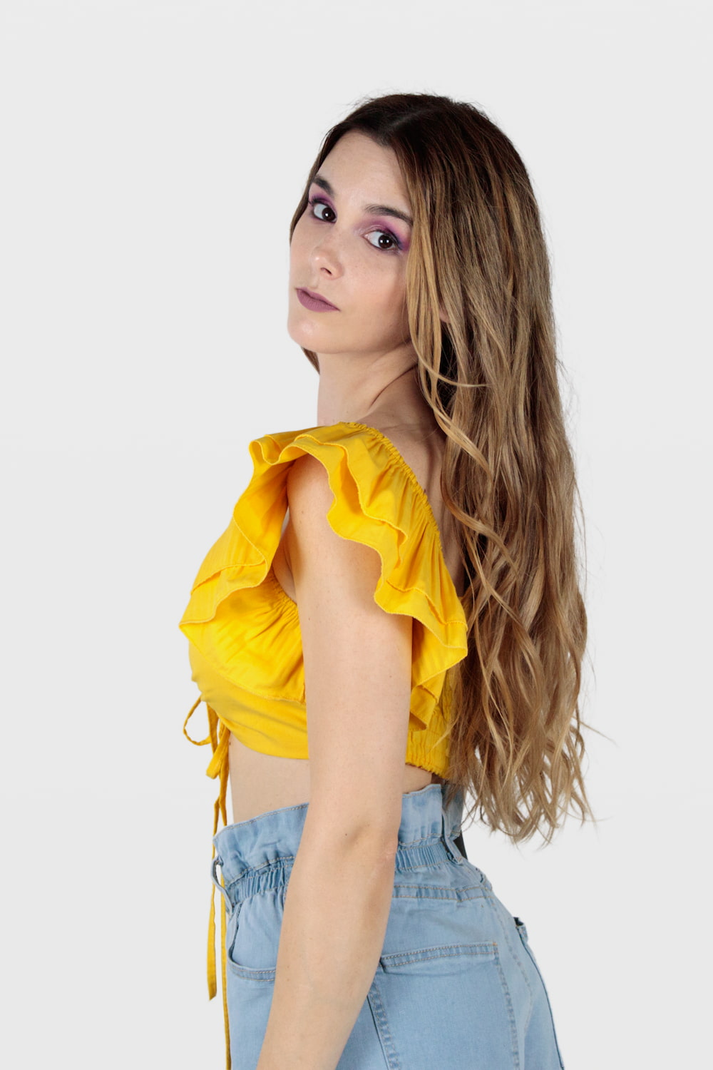 Top curto com manga franzida e decote rufado amarelo, lado.