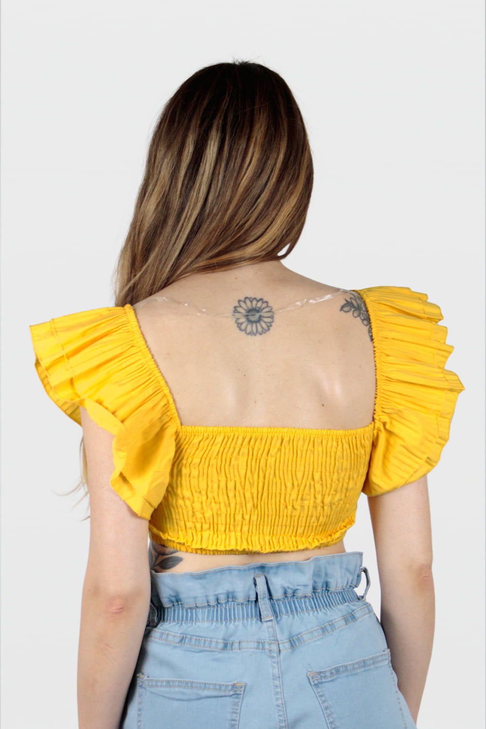 Top curto com manga franzida e decote rufado amarelo, trás.