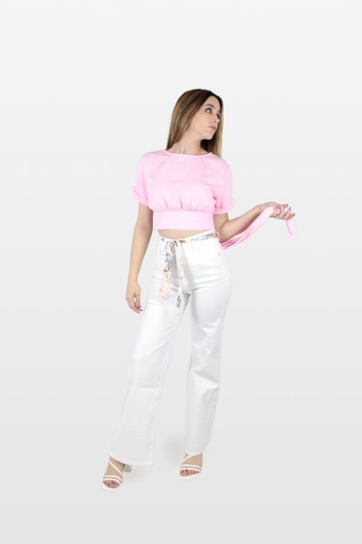 Top de manga curta com laço rosa.