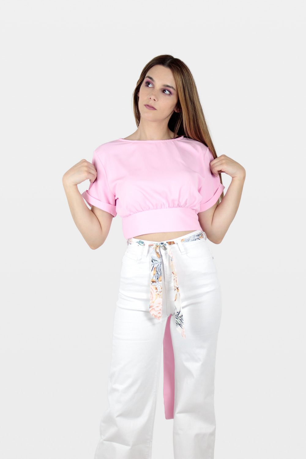 Top de manga curta com laço rosa, frente.