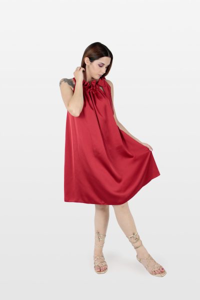 Vestido acetinado com folho no decote e laço no ombro vermelho.