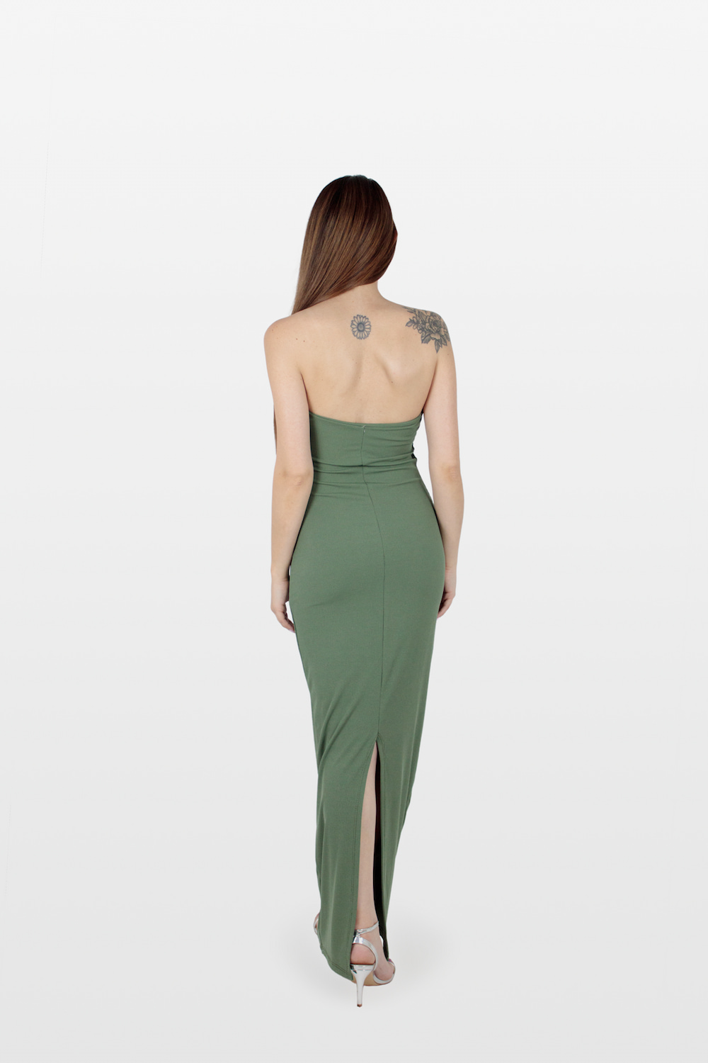 Vestido comprido tubo canelado com racha cáqui, trás.