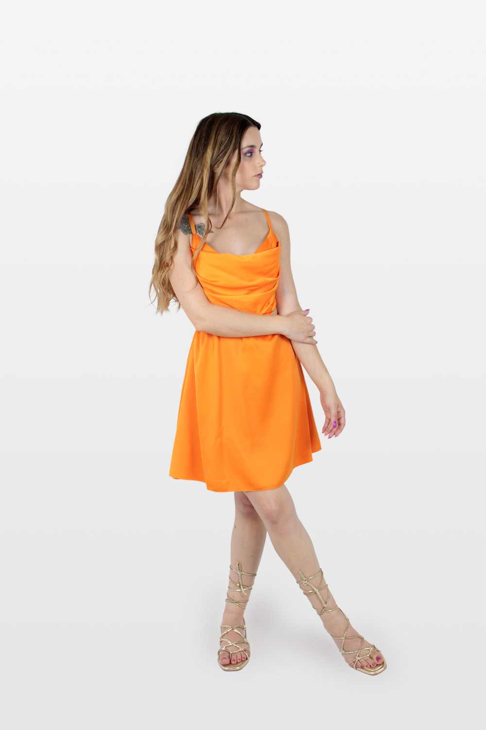 Vestido curto acetinado cut out laranja.