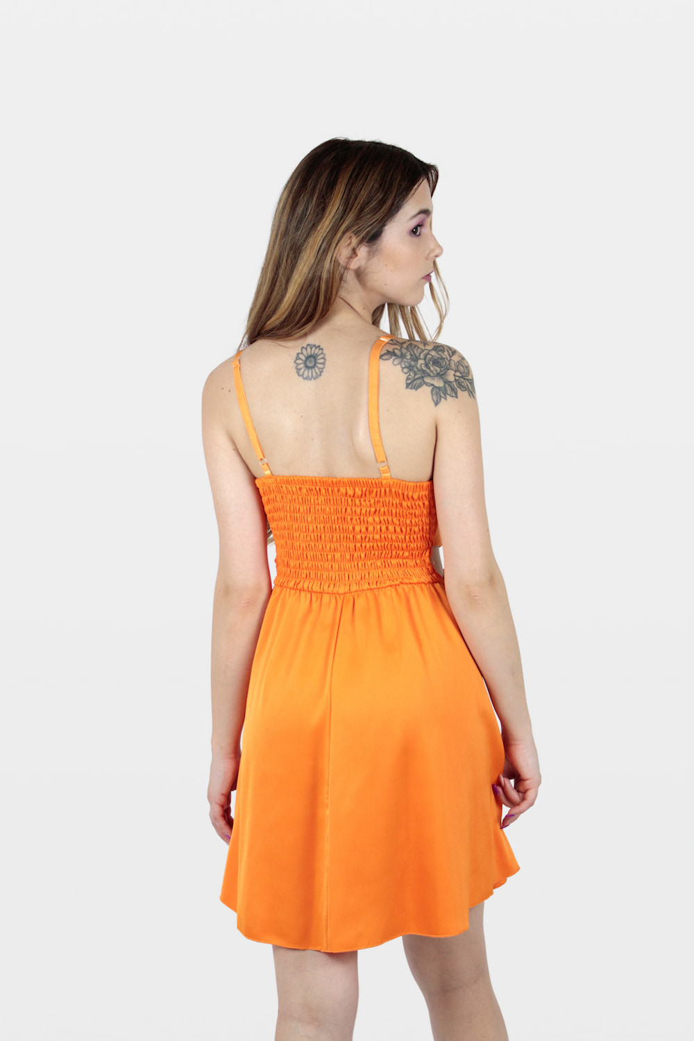 Vestido curto acetinado cut out laranja, trás.