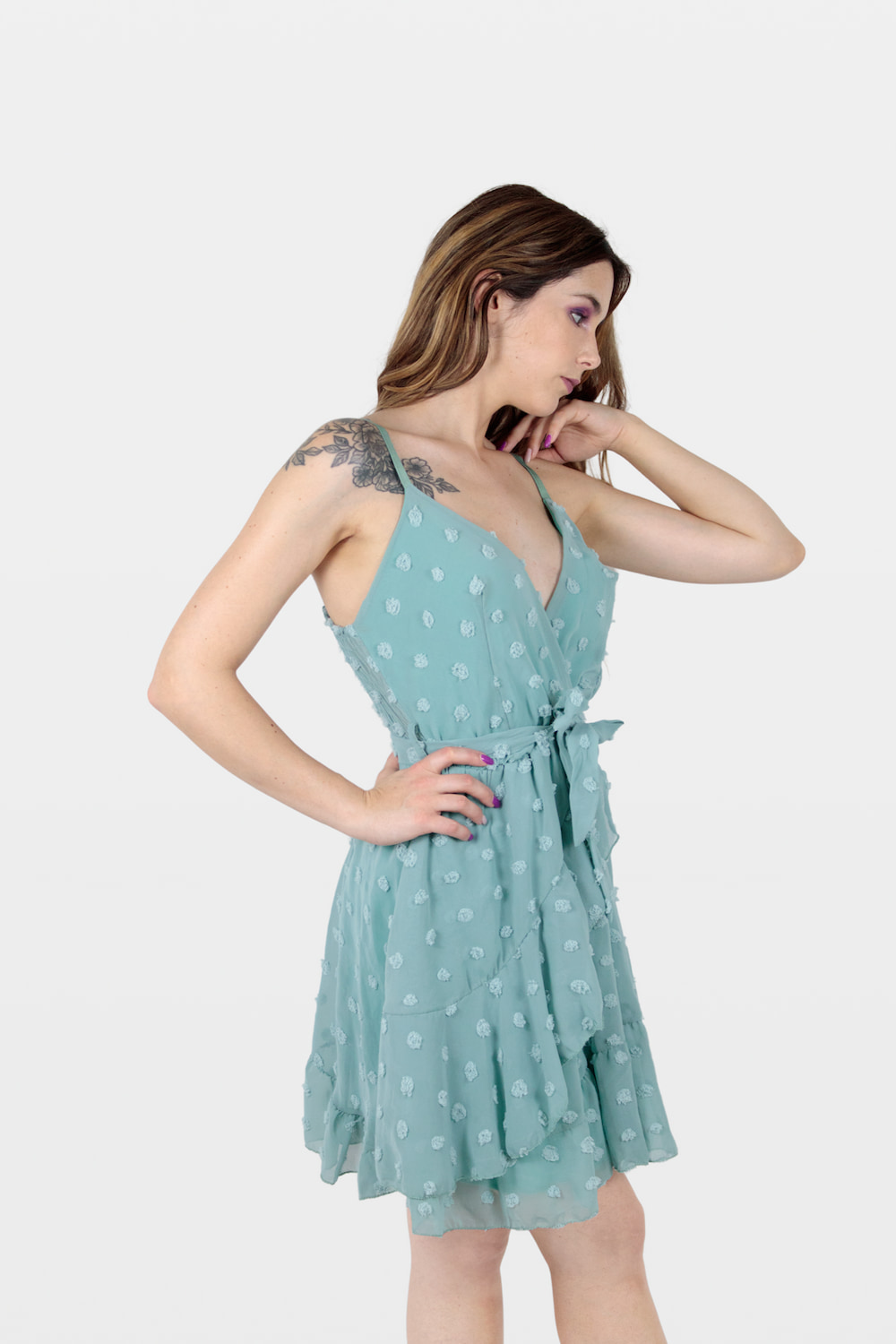 Vestido curto com detalhes bordados e cinto azul, lado.