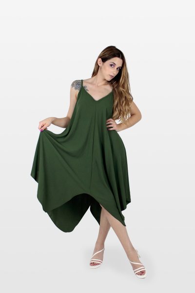 Vestido fluido com acabamento assimétrico cáqui.