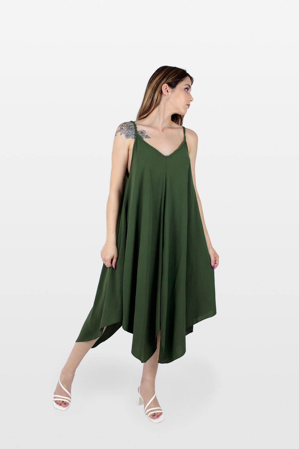 Vestido fluido com acabamento assimétrico cáqui, frente.