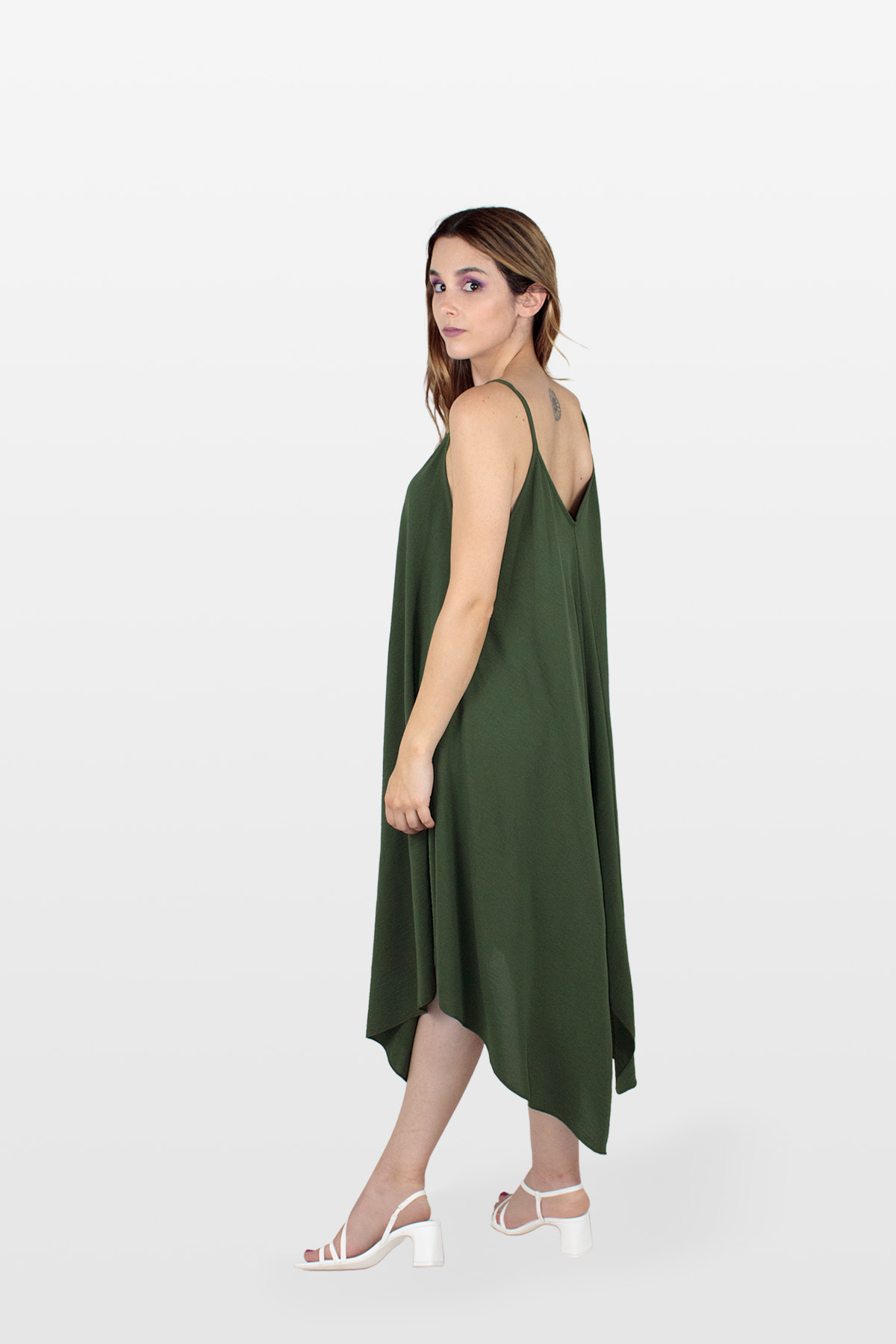 Vestido fluido com acabamento assimétrico cáqui, lado.