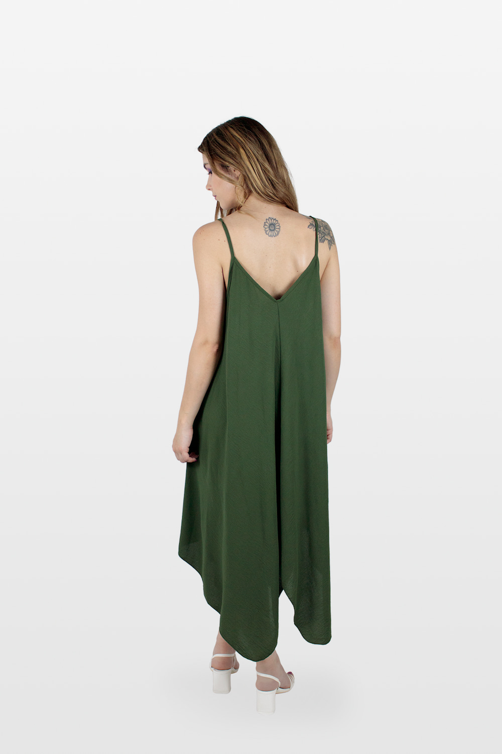 Vestido fluido com acabamento assimétrico cáqui, trás.