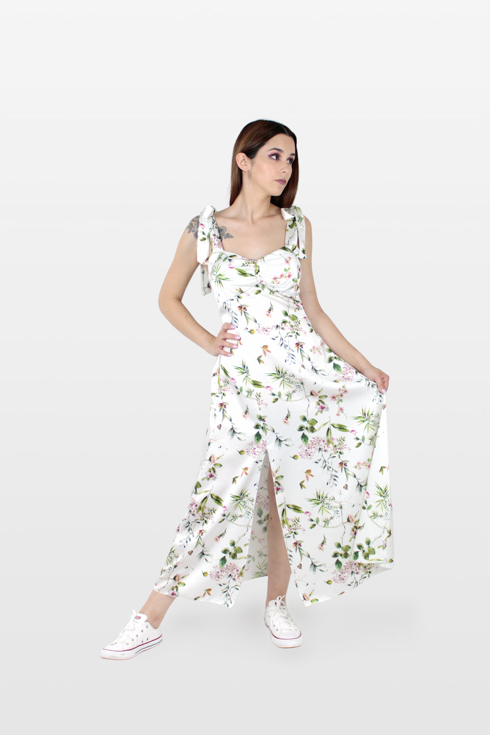 Vestido midi de alças em laço e padrão florido branco.