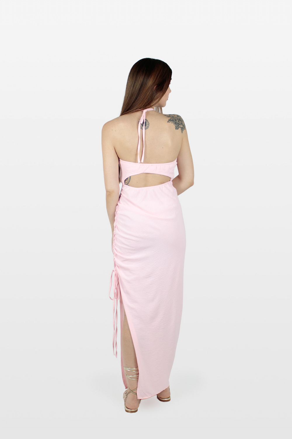 Vestido midi justo com lateral franzida rosa, trás.