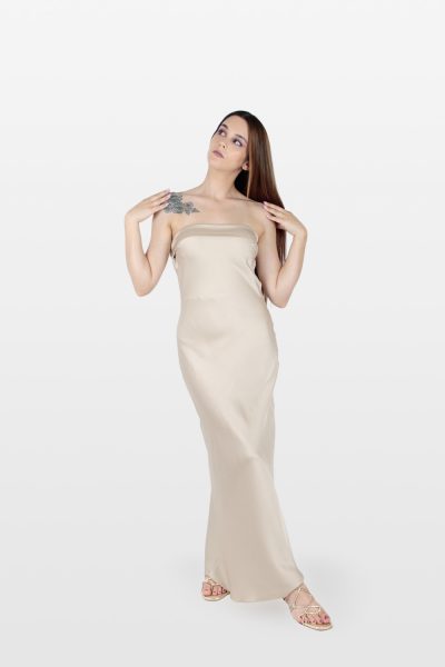 Vestido midi tubo acetinado bege.